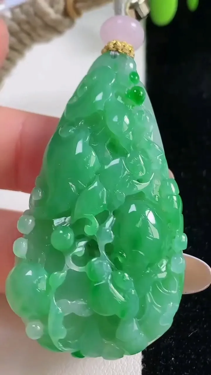 天然A货翡翠白菜吊坠，尺寸53.3-29.1-11.5，重量:33.99g
10月29日