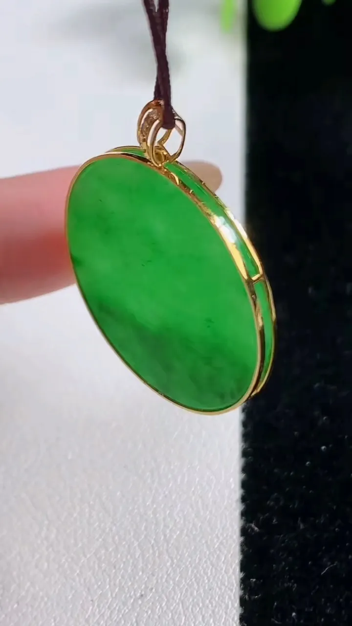 天然A货翡翠无事牌吊坠，尺寸27-2，重量:4.67g
10月29日