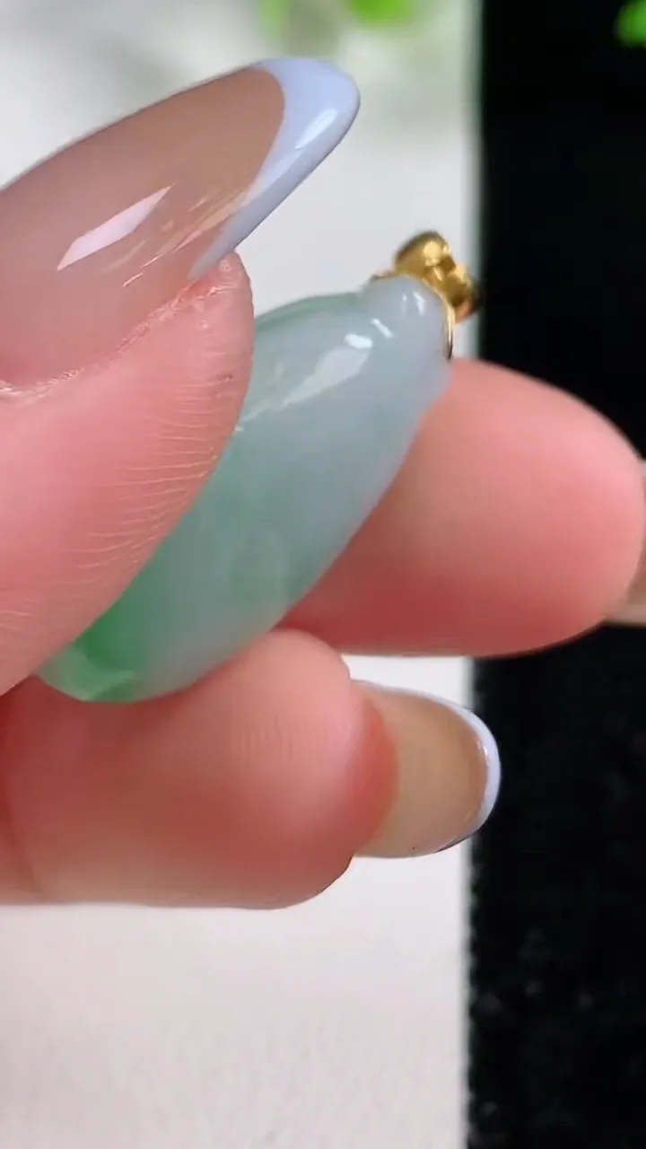 天然A货翡翠福瓜吊坠，尺寸23-14-0.7，重量:6.08g
10月29日