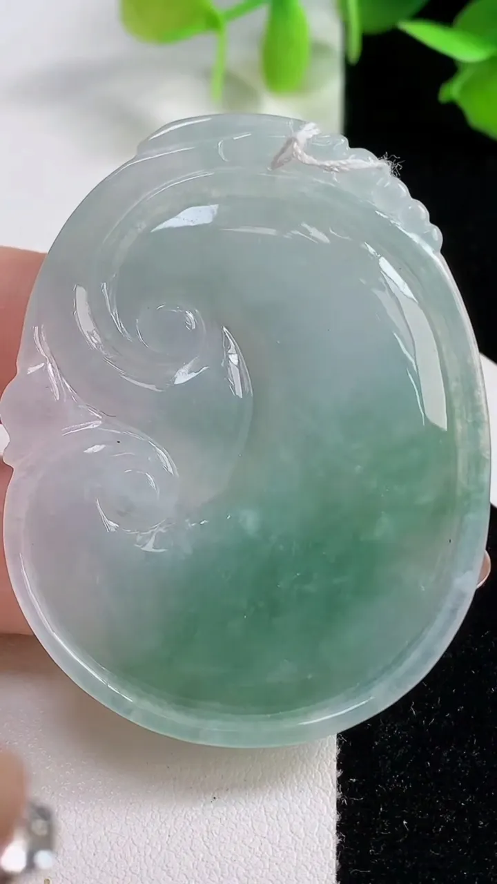 天然A货翡翠如意吊坠，尺寸54.7-42-5.6，重量:23.77g
10月29日