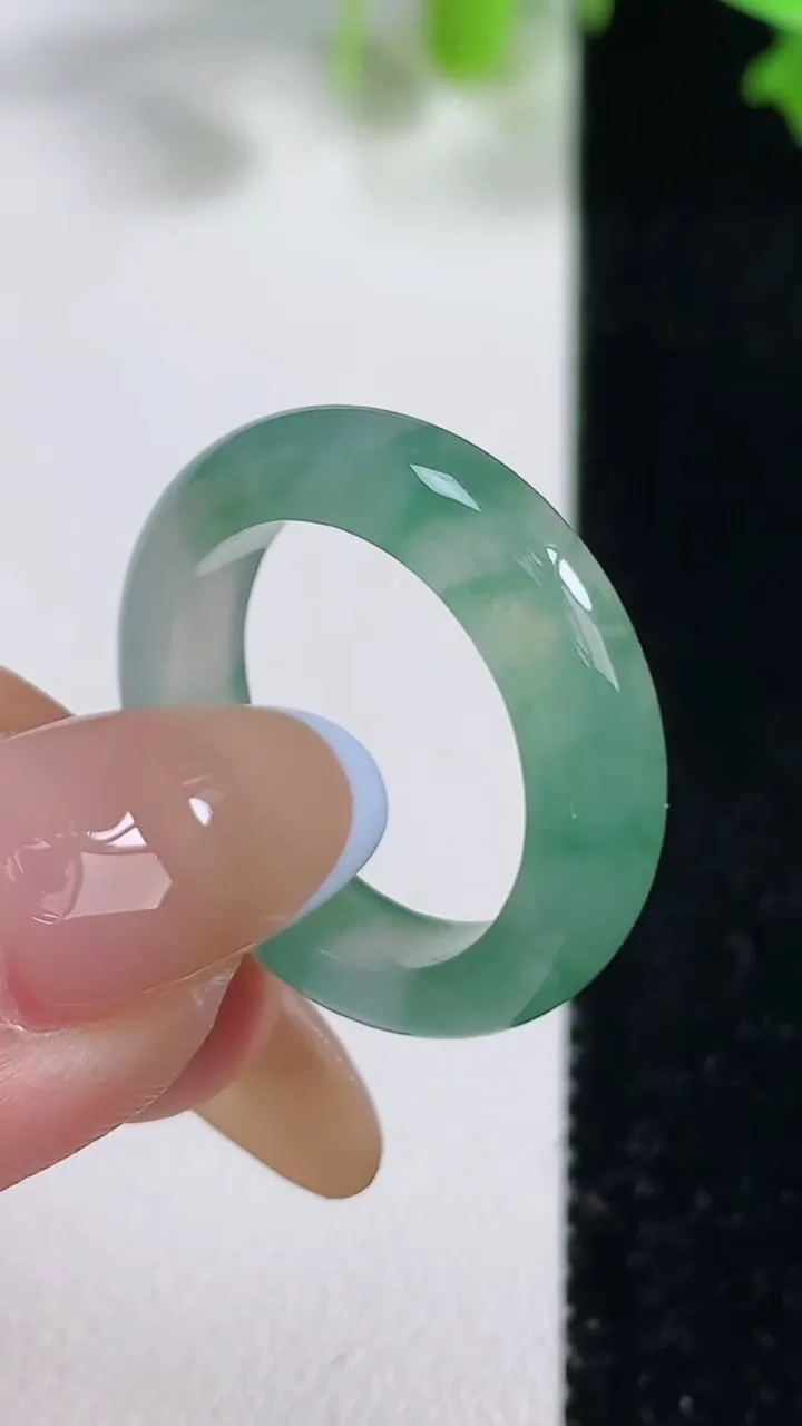 天然A货翡翠冰种飘花指环戒指，尺寸17.8-5.2-3.4，重量:4.14g2025年10月29日
