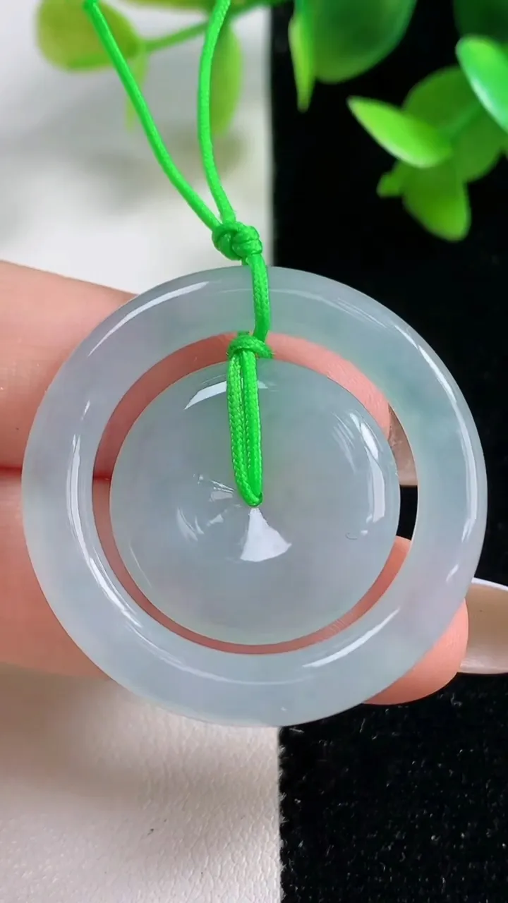 天然A货翡翠母子平安扣吊坠，尺寸34.2-4.8，重量:10.58g
10月29日