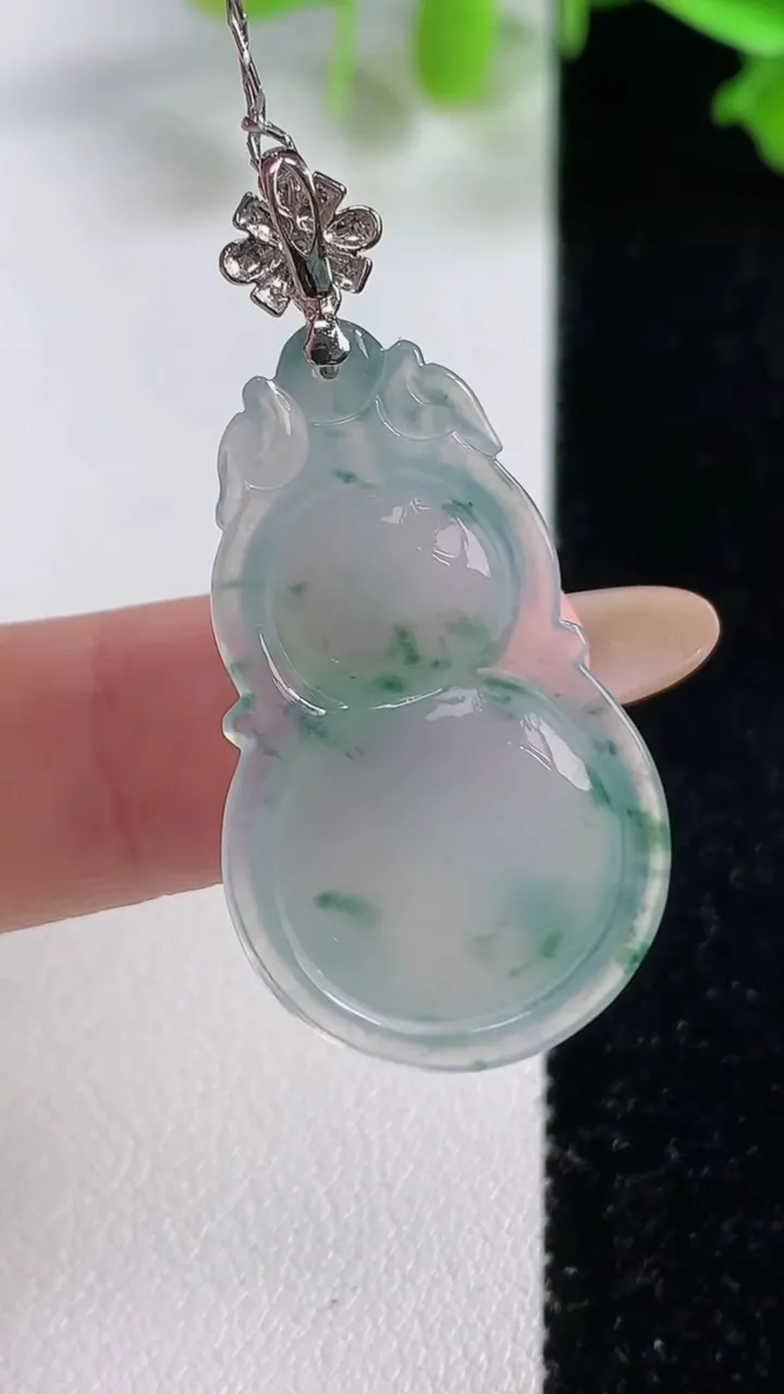 天然A货翡翠种飘花葫芦吊坠，尺寸32-18.7-6，重量:5.70g
10月29日