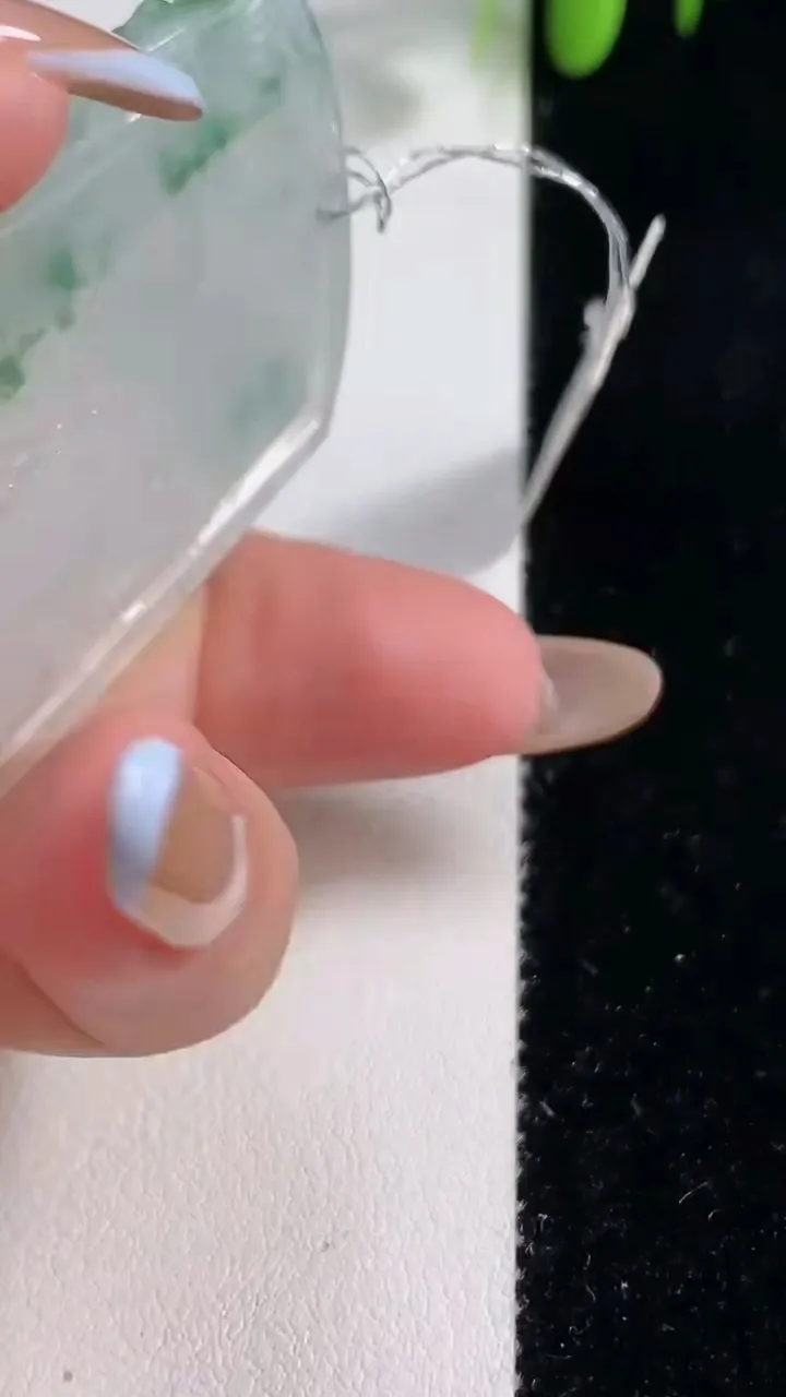 天然A货翡翠种飘花龙牌吊坠，尺寸61.7-40.7-6.5，重量:34.55g
10月29日