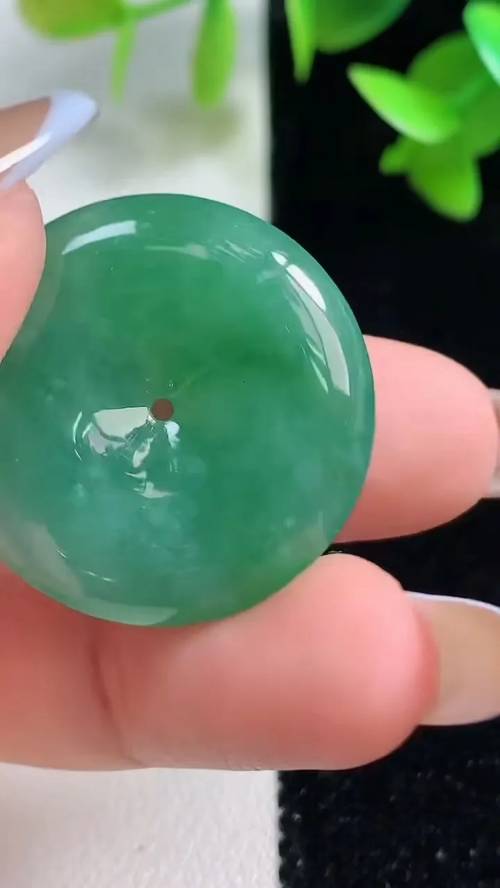 天然A货翡翠平安扣吊坠，尺寸27.3-5.7，重量:9.27g
10月30日