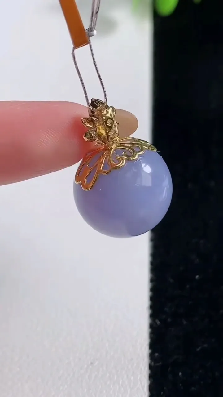 天然A货翡翠18K金紫罗兰圆珠吊坠，尺寸15.3，重量:7.79g10月29日
工厂直销收藏佳品,种好水足，色泽均匀，有种有色，上手高大气！