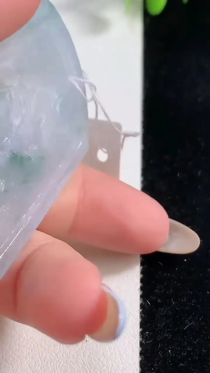 天然A货翡翠种飘花山水牌吊坠，尺寸53-38.2-6.4，重量:25.64g
10月29日