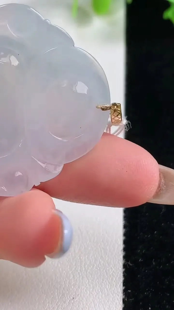 天然A货翡翠种白冰佛公吊坠，尺寸30.2-34.8-6.9，重量:10.81g
10月29日