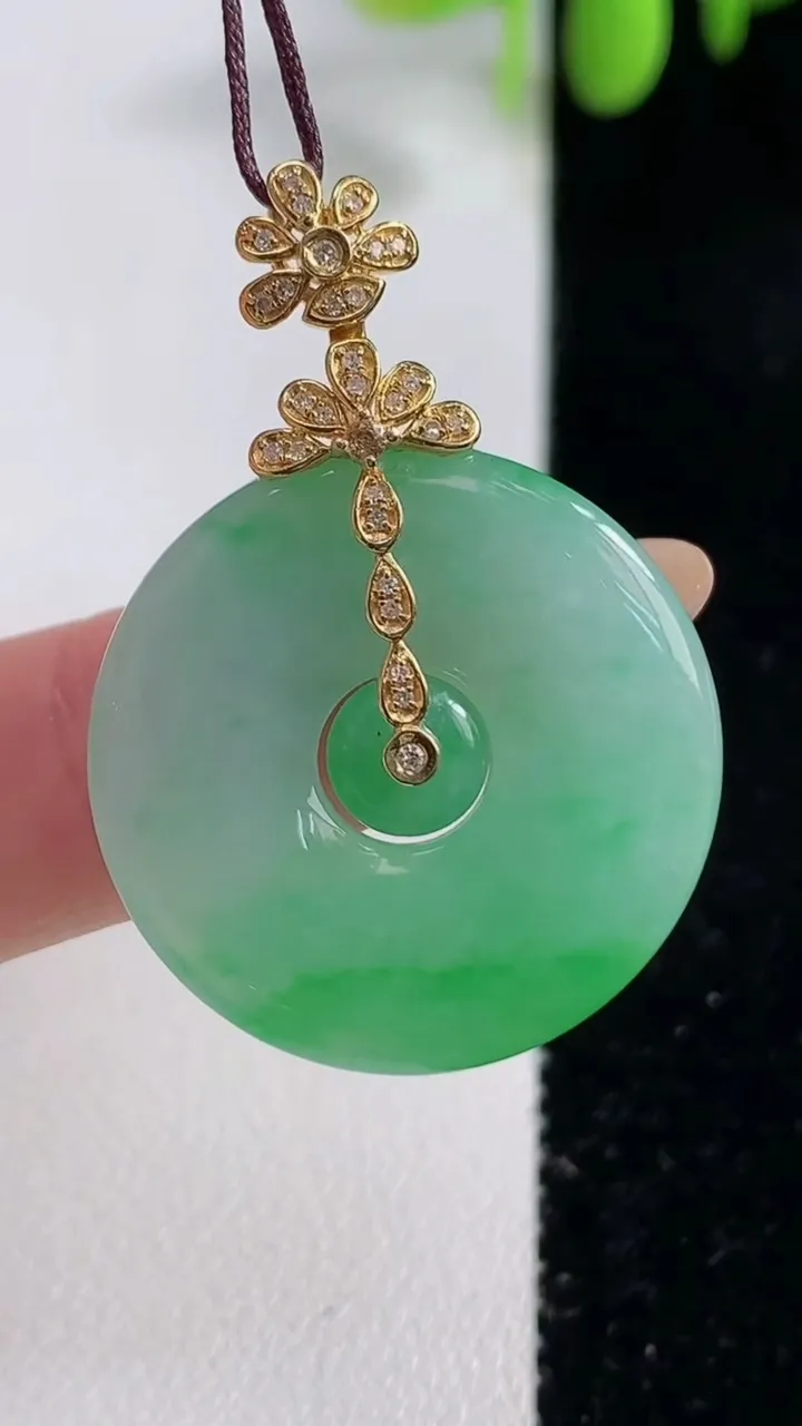 天然A货翡翠母子平安环吊坠，尺寸25.8-5，重量:7.20g
10月29日