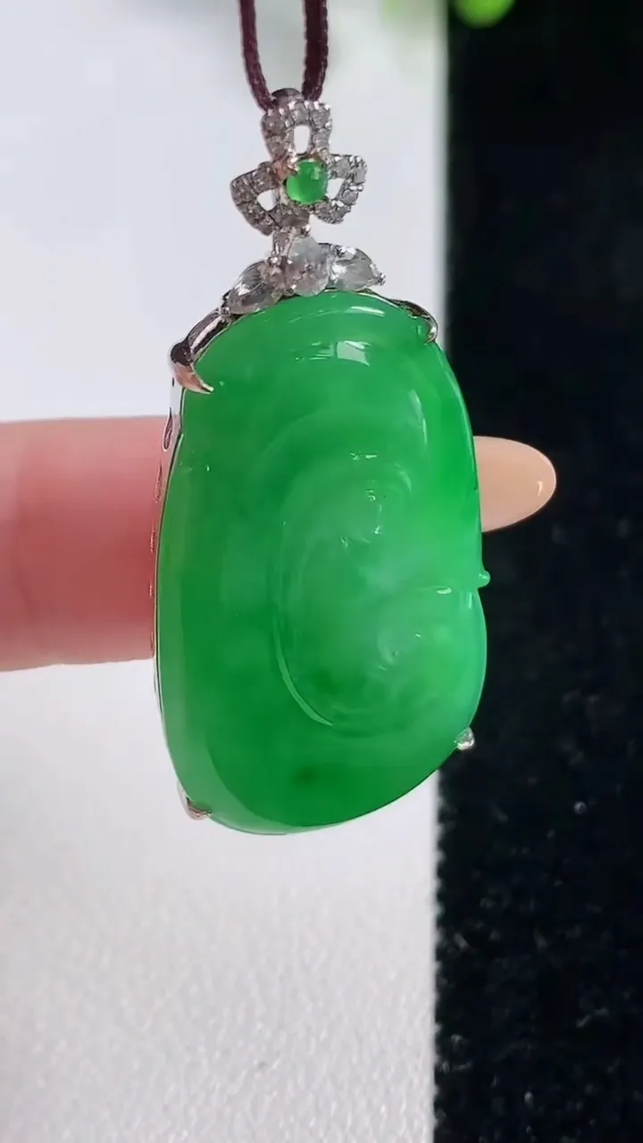 天然A货翡翠如意吊坠，尺寸31.8-18-5.5，重量:5.96g
10月29日