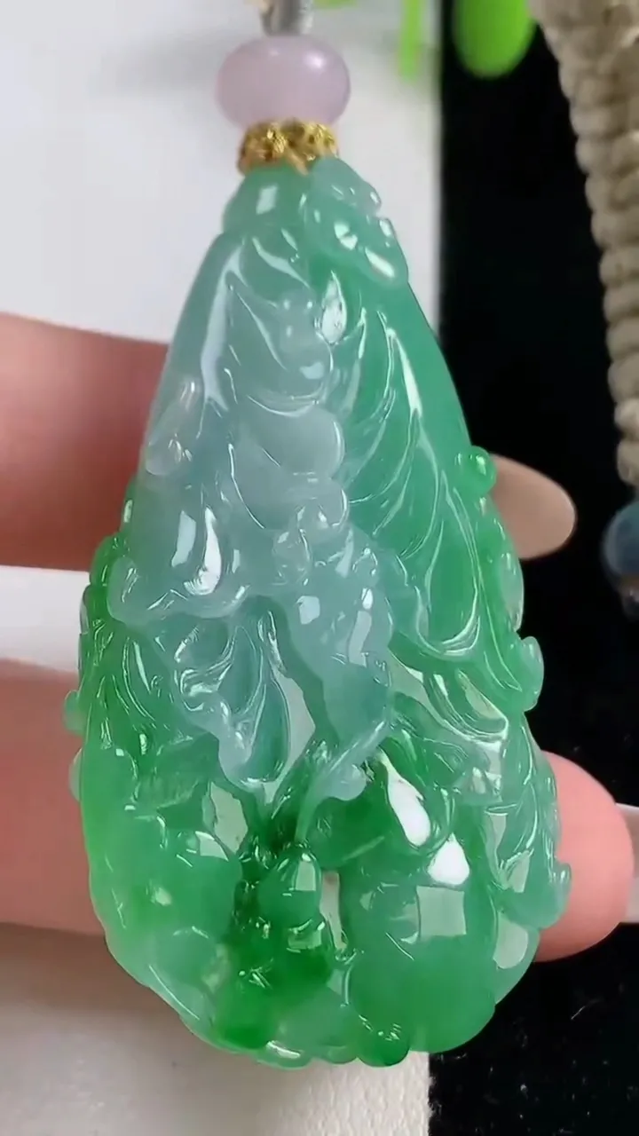 天然A货翡翠白菜吊坠，尺寸53.3-29.1-11.5，重量:33.99g
10月29日