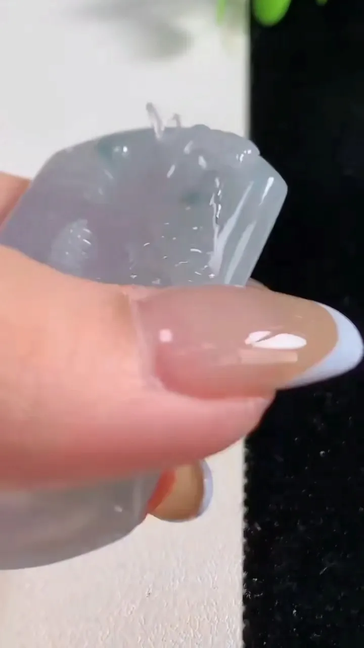 天然A货翡翠种飘花山水牌吊坠，尺寸53-38.2-6.4，重量:25.64g
10月29日