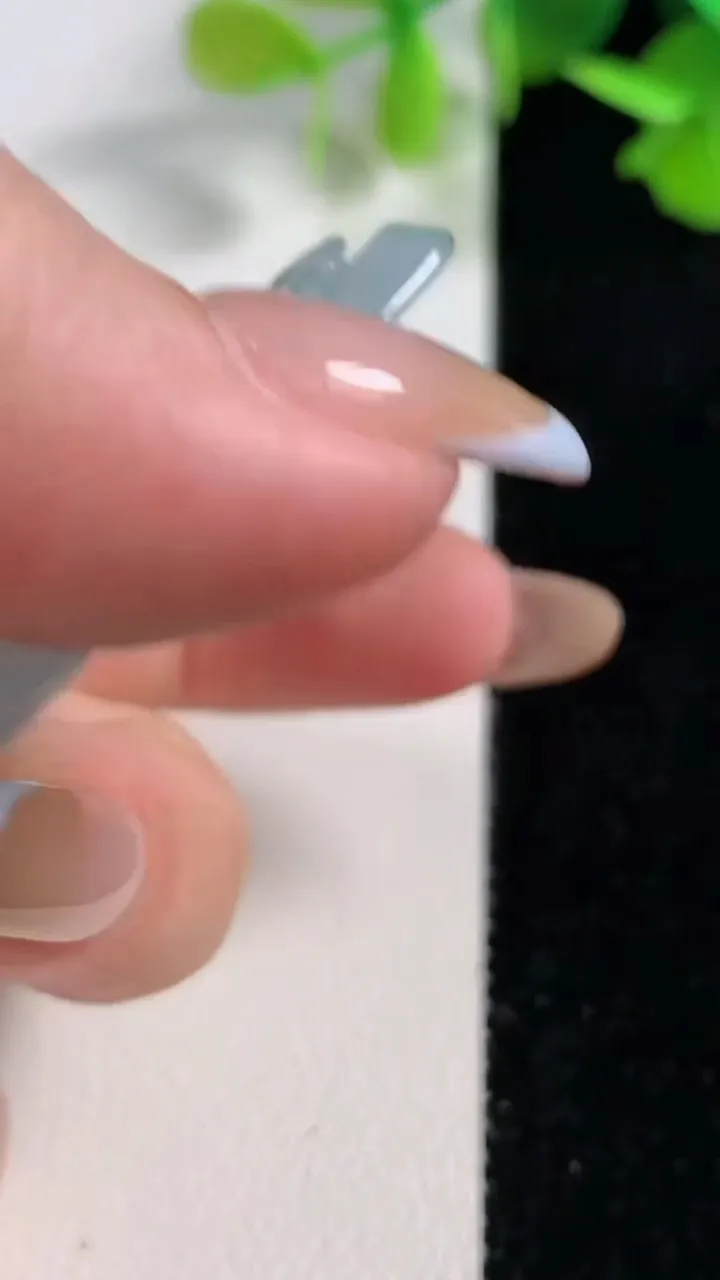 天然A货翡翠冰种飘花生肖鸡吊坠，尺寸53-44.2-5.2，重量:28.12g
10月29日