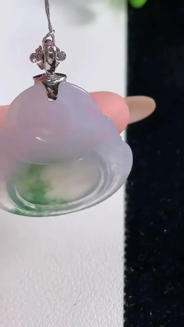 天然A货翡翠种飘花佛公吊坠，尺寸28.6-29.4-6.5，重量:8.34g
10月29日