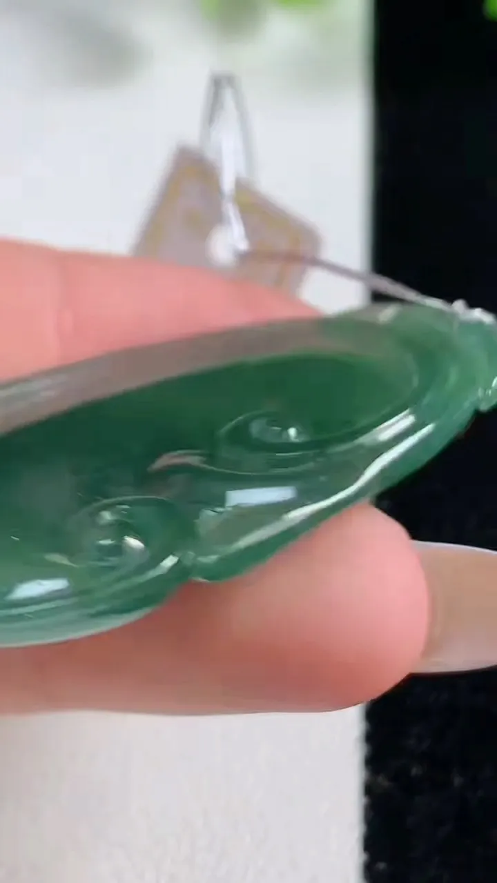 天然A货翡翠如意吊坠，尺寸46.3-26.8-5.9，重量:12.17g
10月29日