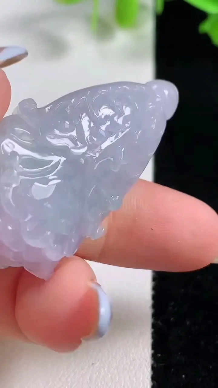 天然A货翡翠白菜吊坠，尺寸43.3-22.3-13，重量:19.26g
10月29日