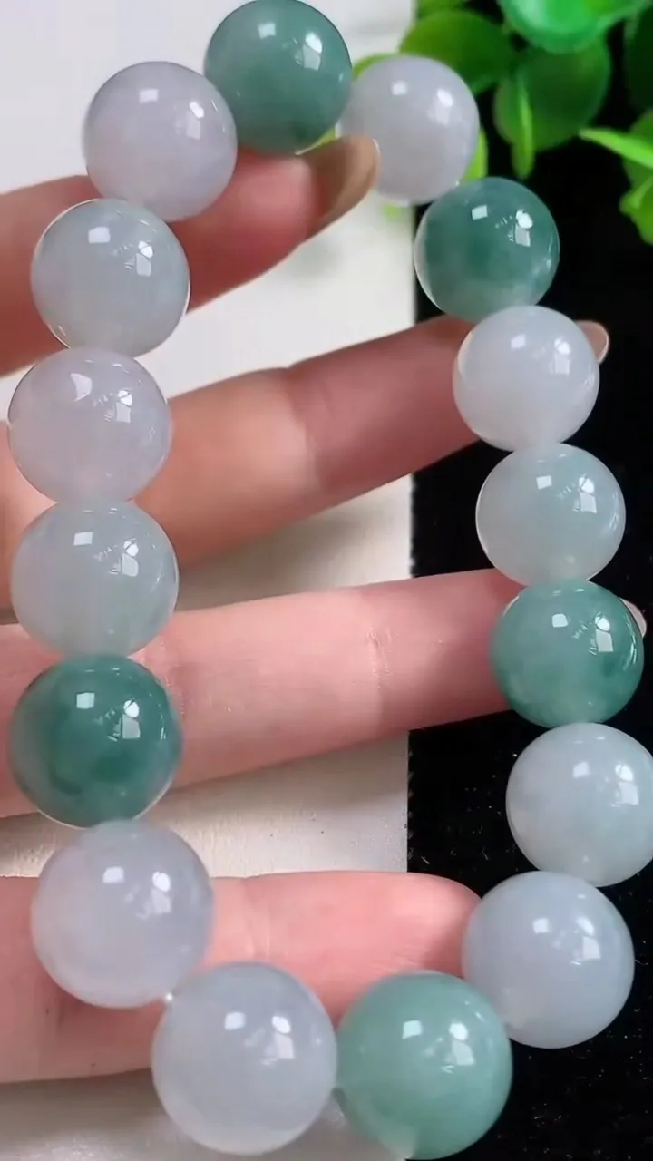 天然A货翡翠种飘花圆珠手串，尺寸13.3-16颗，重量:64.43g10月29日
工厂直销收藏佳品,种好水足，色泽均匀，有种有色，上手高大气！