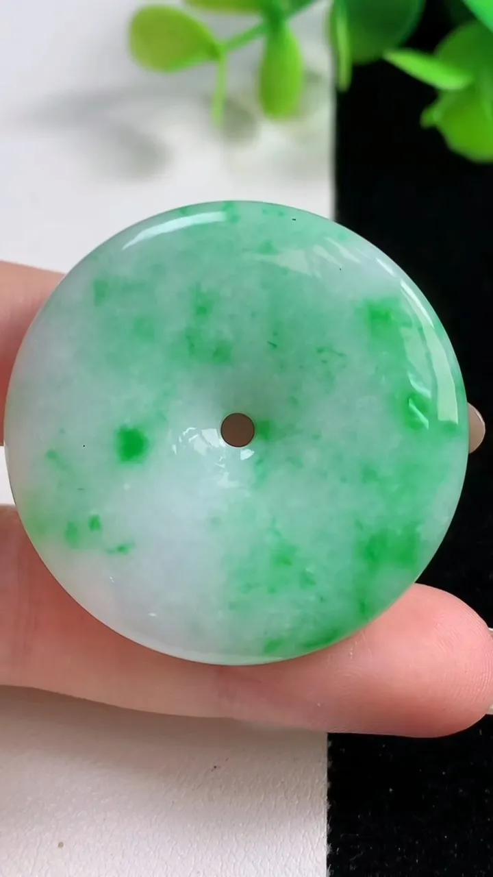 天然A货翡翠平安扣吊坠，尺寸39.8-6.7，重量:22.98g
10月29日