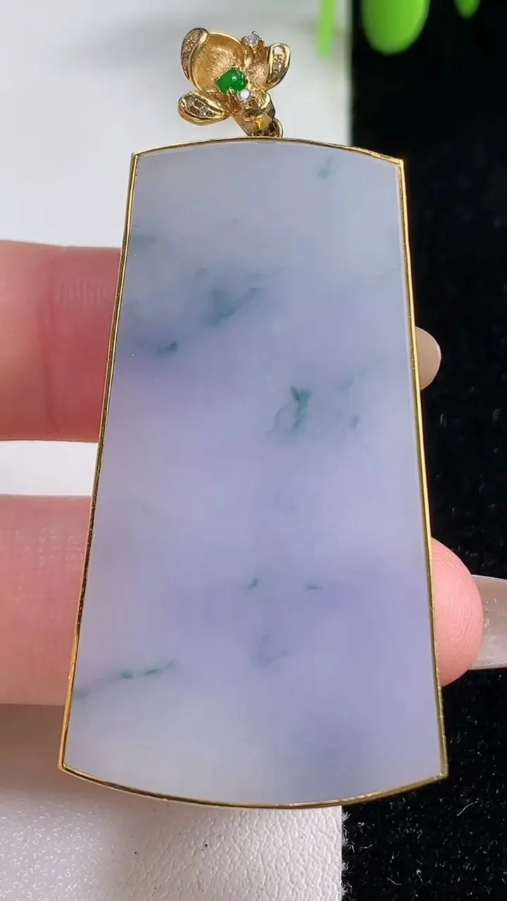 天然A货翡翠18K金紫罗兰飘花无事牌吊坠，尺寸48.3-26.2-4.5，重量:16.58g
10月