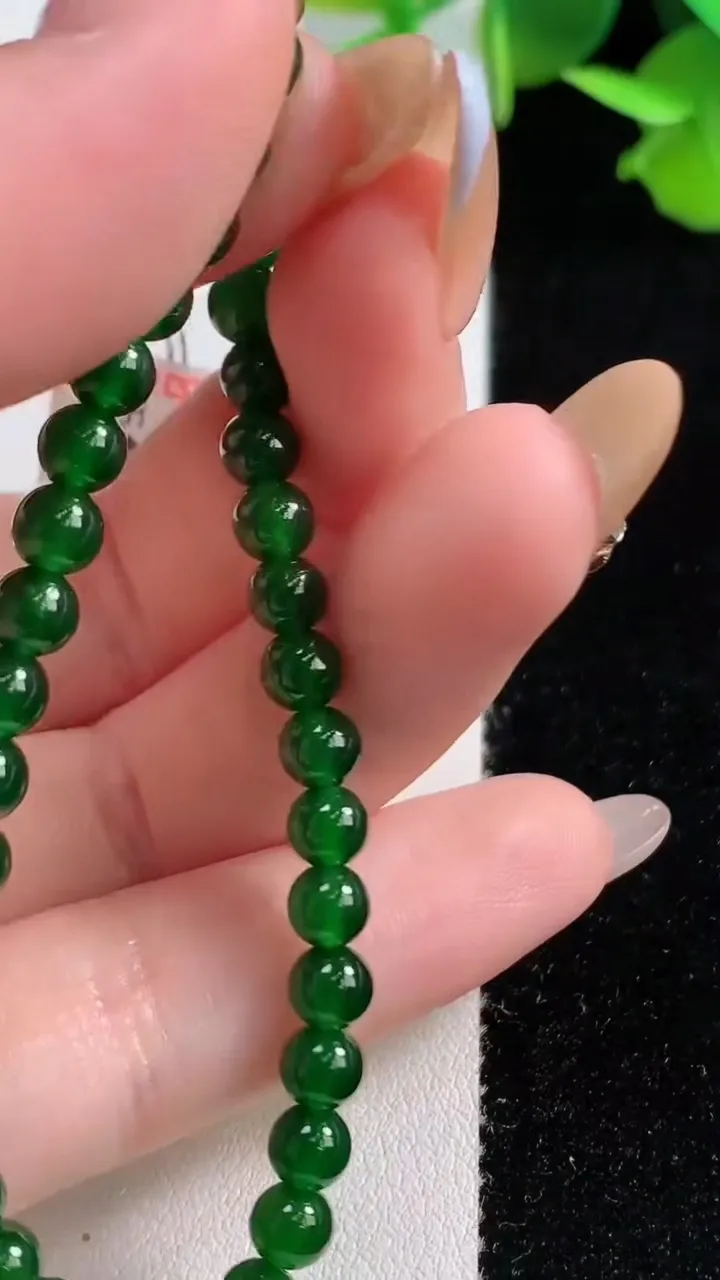 天然A货翡翠圆珠手串，尺寸4.7-38颗，重量:8.07g10月29日
工厂直销收藏佳品,种好水足，色泽均匀，有种有色，上手高大气！