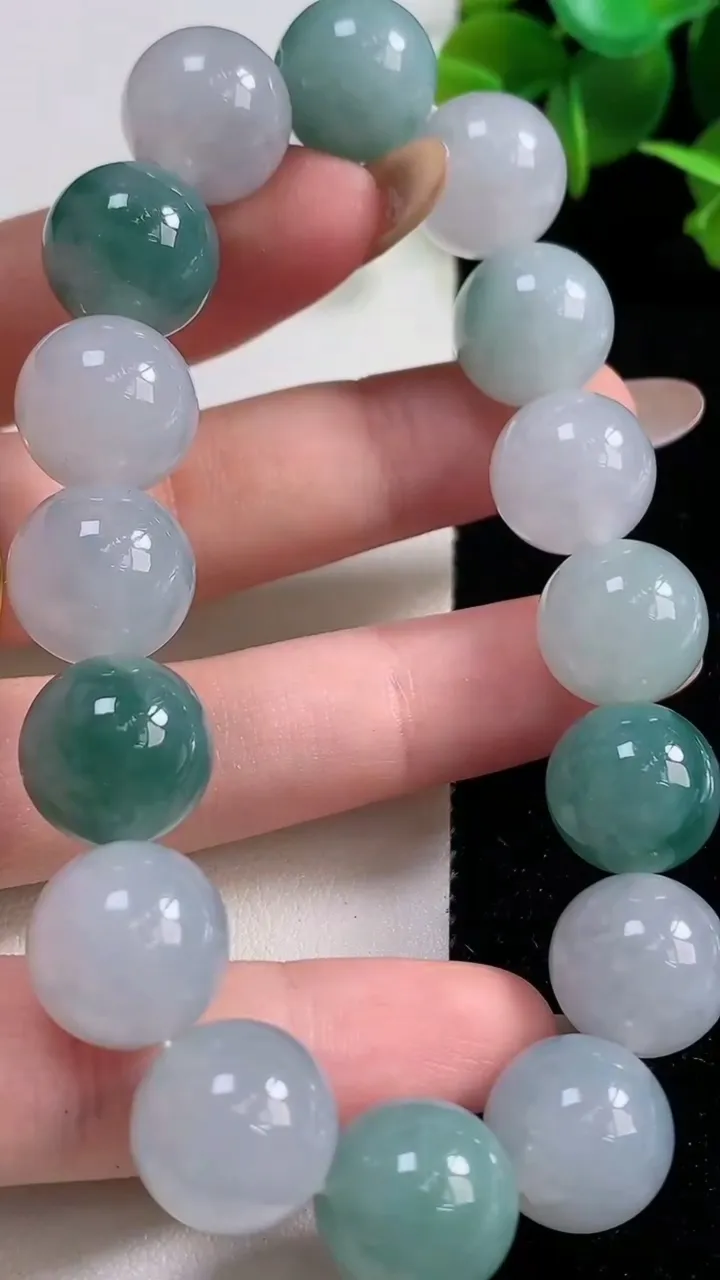 天然A货翡翠种飘花圆珠手串，尺寸13.3-16颗，重量:64.43g10月29日
工厂直销收藏佳品,种好水足，色泽均匀，有种有色，上手高大气！