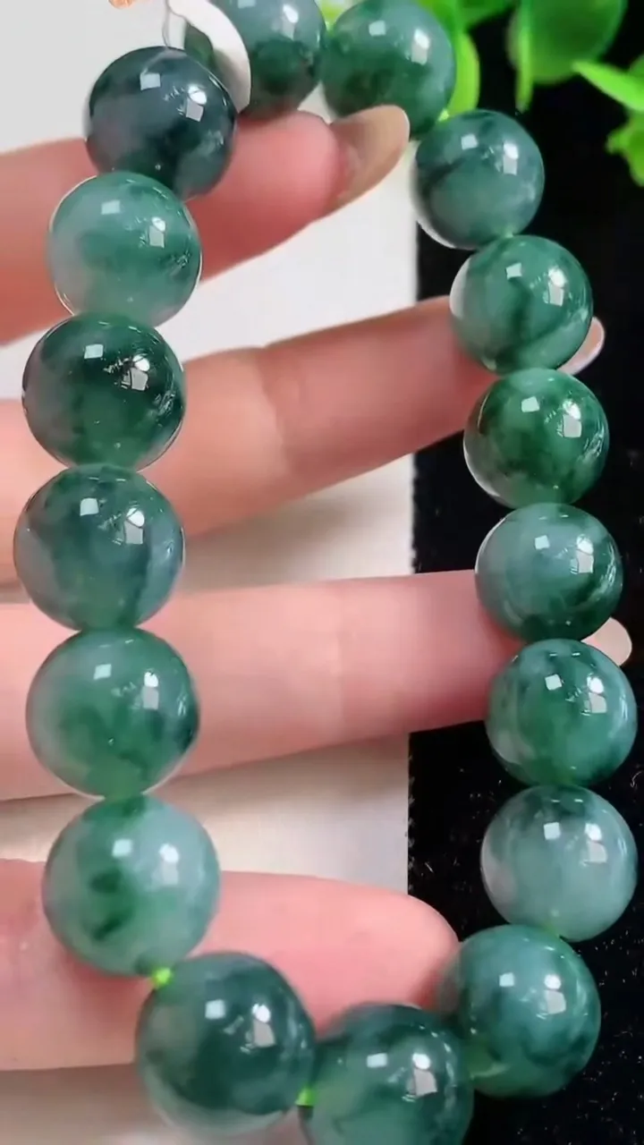天然A货翡翠飘花圆珠手串，尺寸12.3-17颗，重量:56.06g10月29日
工厂直销收藏佳品,种好水足，色泽均匀，有种有色，上手高大气！