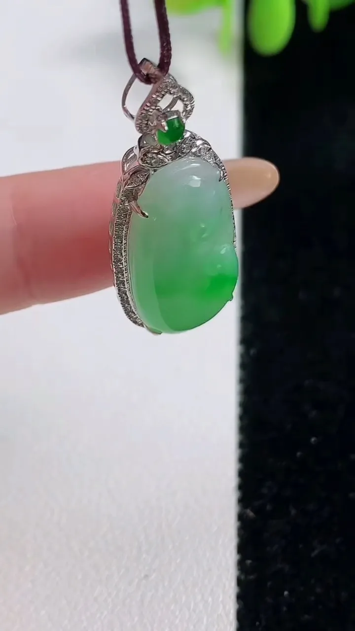 天然A货翡翠如意吊坠，尺寸32-13.2-5.6，裸石20.3-11.2重量:2.77g
10月29日