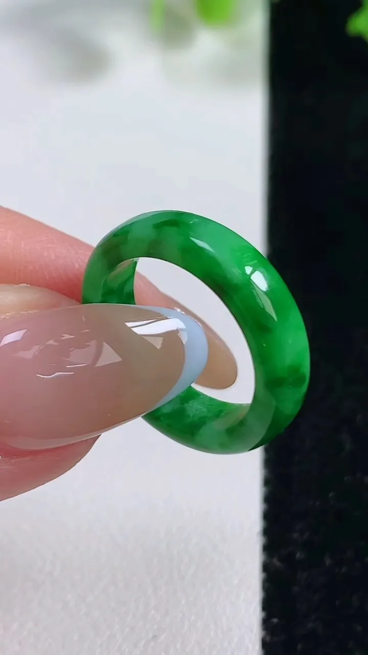 天然A货翡翠指环戒指，尺寸16-4.8-2.6，重量:2.54g2025年10月29日
工厂直销收藏佳品,种好水足，色泽均匀，有种有色，上手高大气！