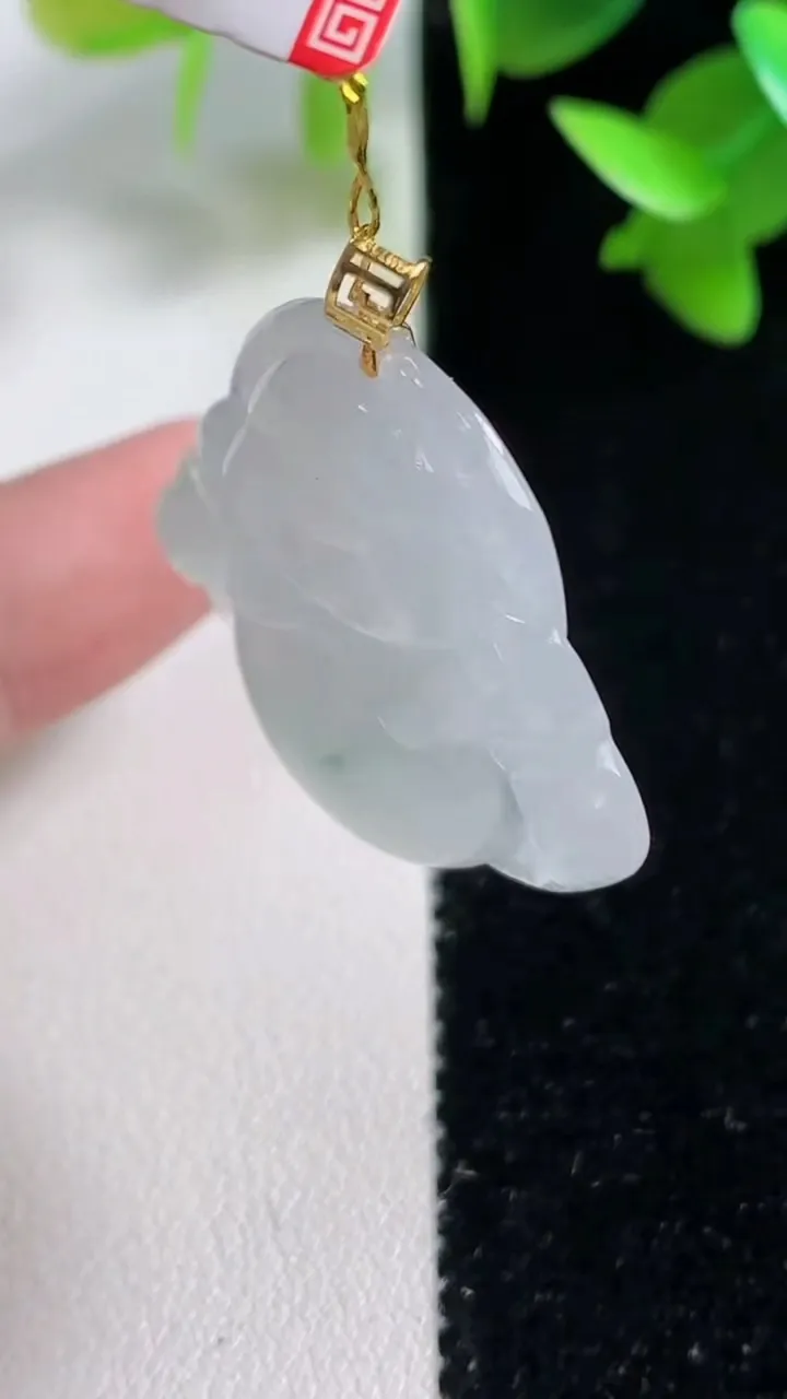 天然A货翡翠种飘花佛公吊坠，尺寸28.8-30.4-6.2，重量:7.87g
10月29日