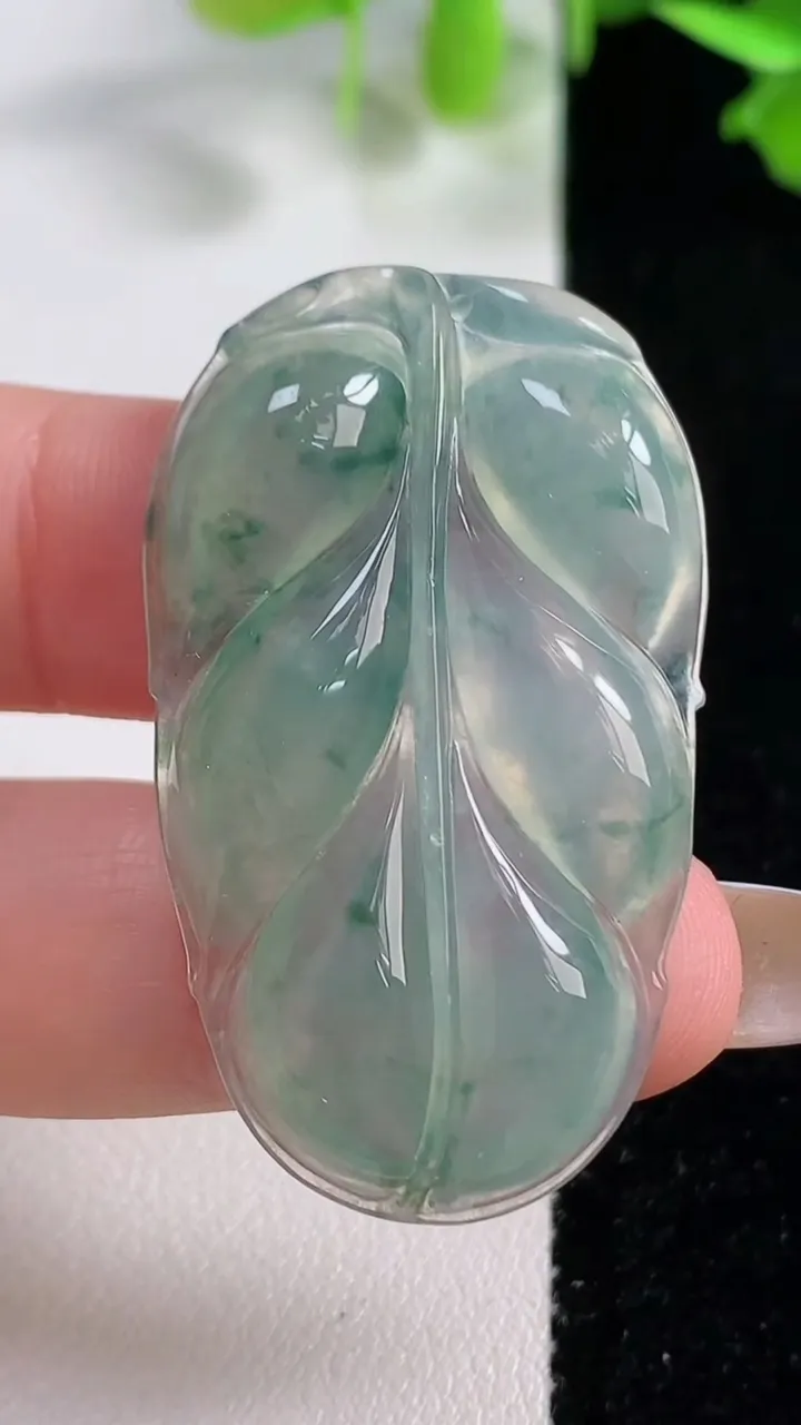 天然A货翡翠冰种飘花金枝玉叶 叶子吊坠，尺寸42.5-26-5.5，重量:9.04g
10月29日