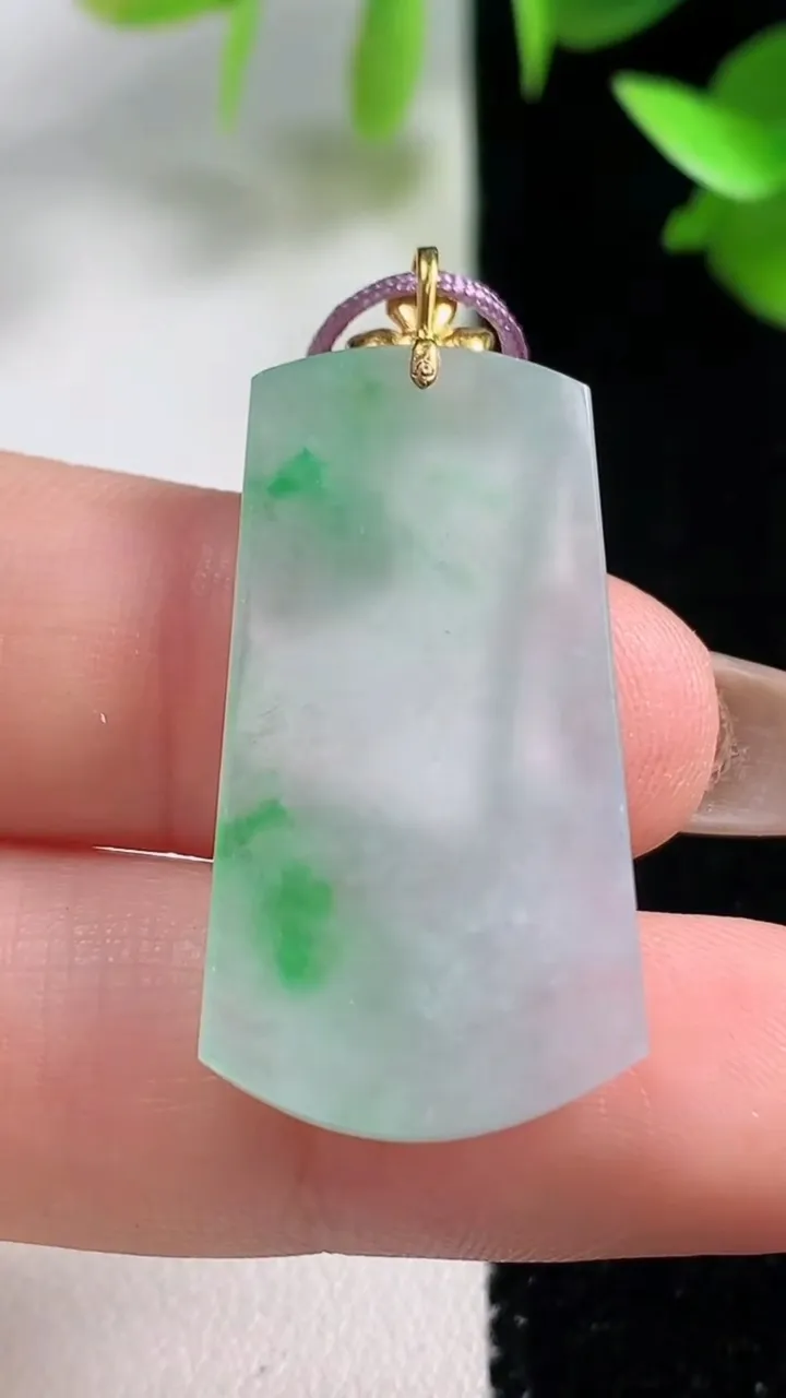 天然A货翡翠无事牌吊坠，尺寸31-16.8-3.6，重量:4.47g
10月29日
