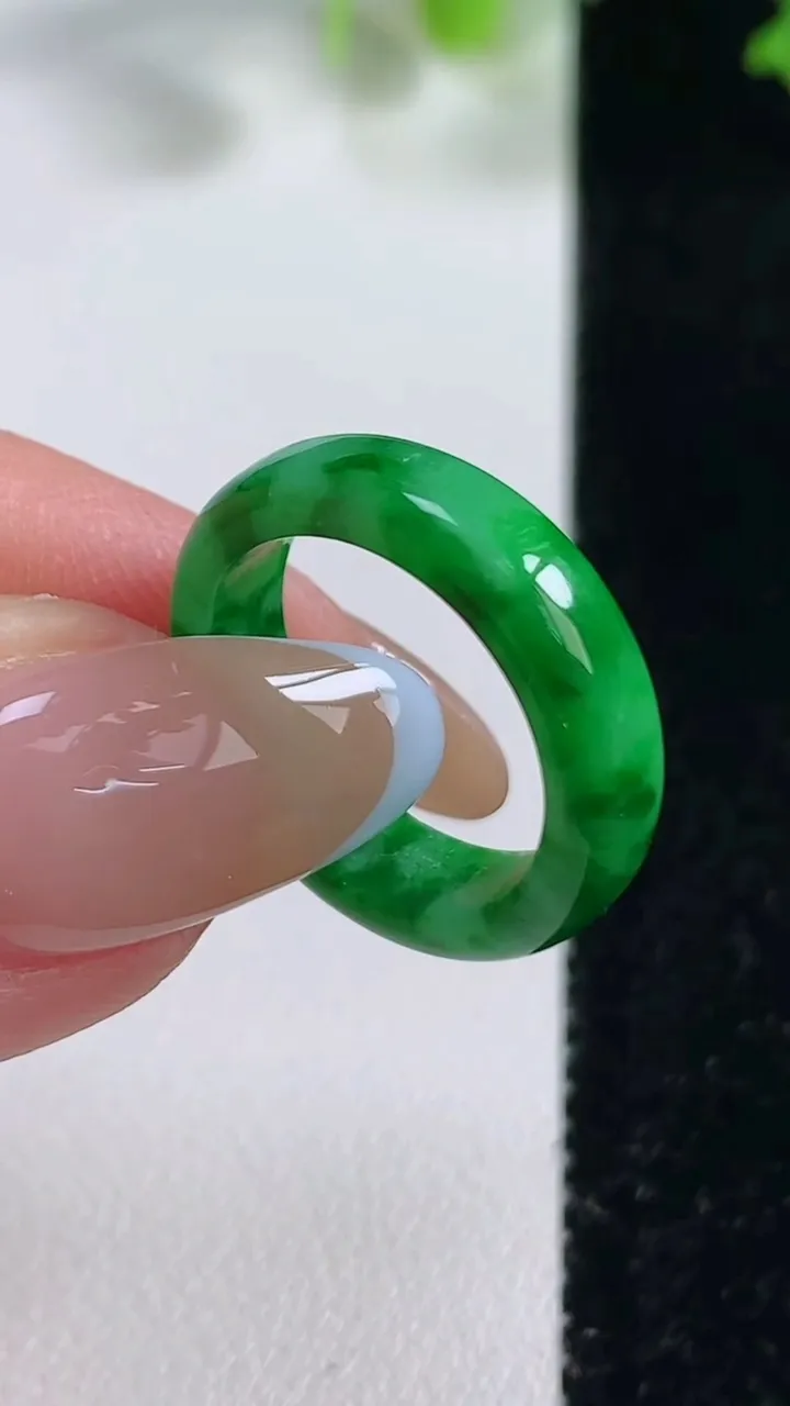 天然A货翡翠指环戒指，尺寸16-4.8-2.6，重量:2.54g2025年10月29日
工厂直销收藏佳品,种好水足，色泽均匀，有种有色，上手高大气！