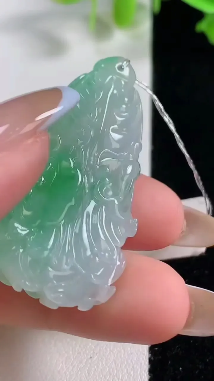 天然A货翡翠白菜吊坠，尺寸44.7-24-10，重量:17.83g
10月29日