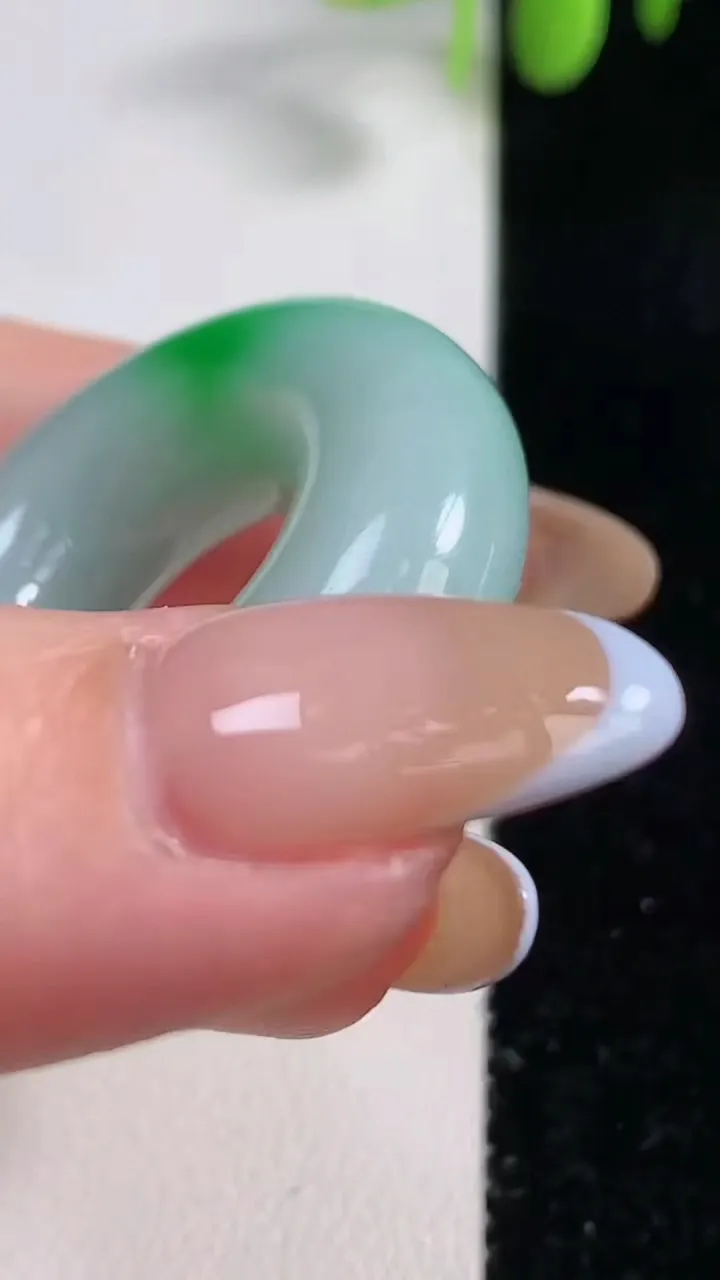 天然A货翡翠平安环吊坠，尺寸36.2-11，重量:25.61g
10月29日