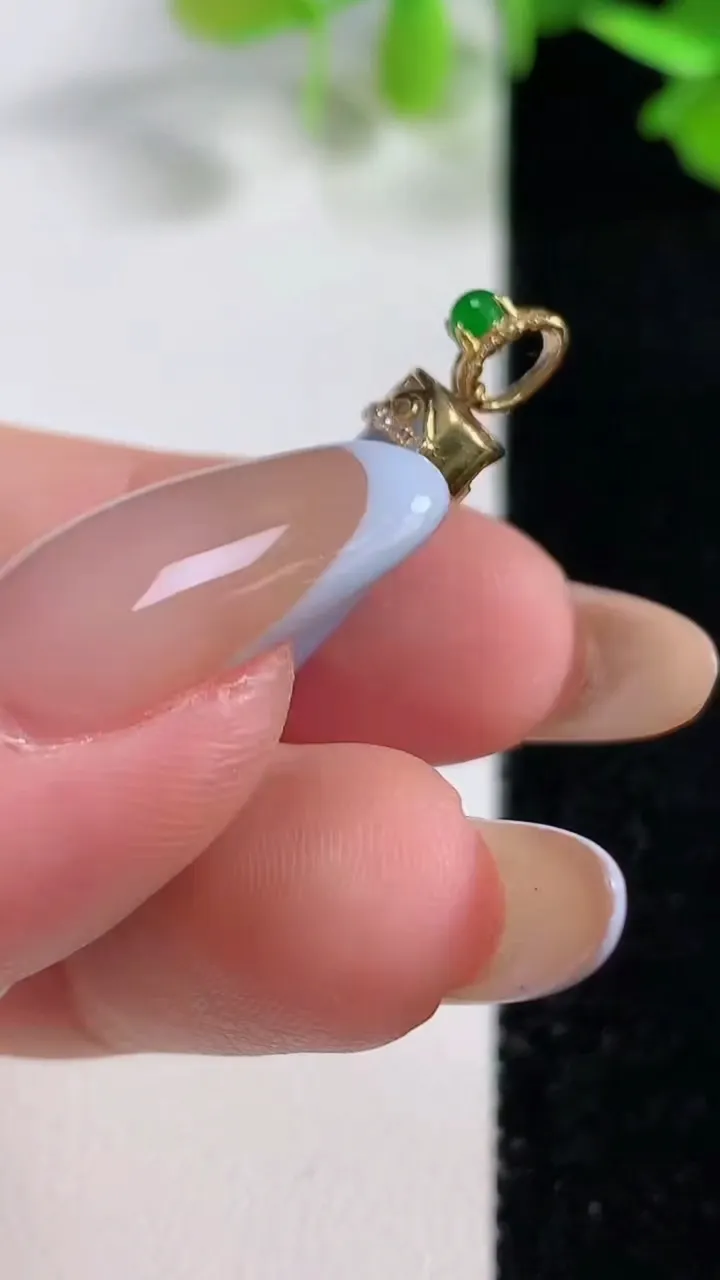 天然A货翡翠18K金紫罗兰无事牌吊坠，尺寸35.2-11.3-4.9，重量:5.45g
10月29日