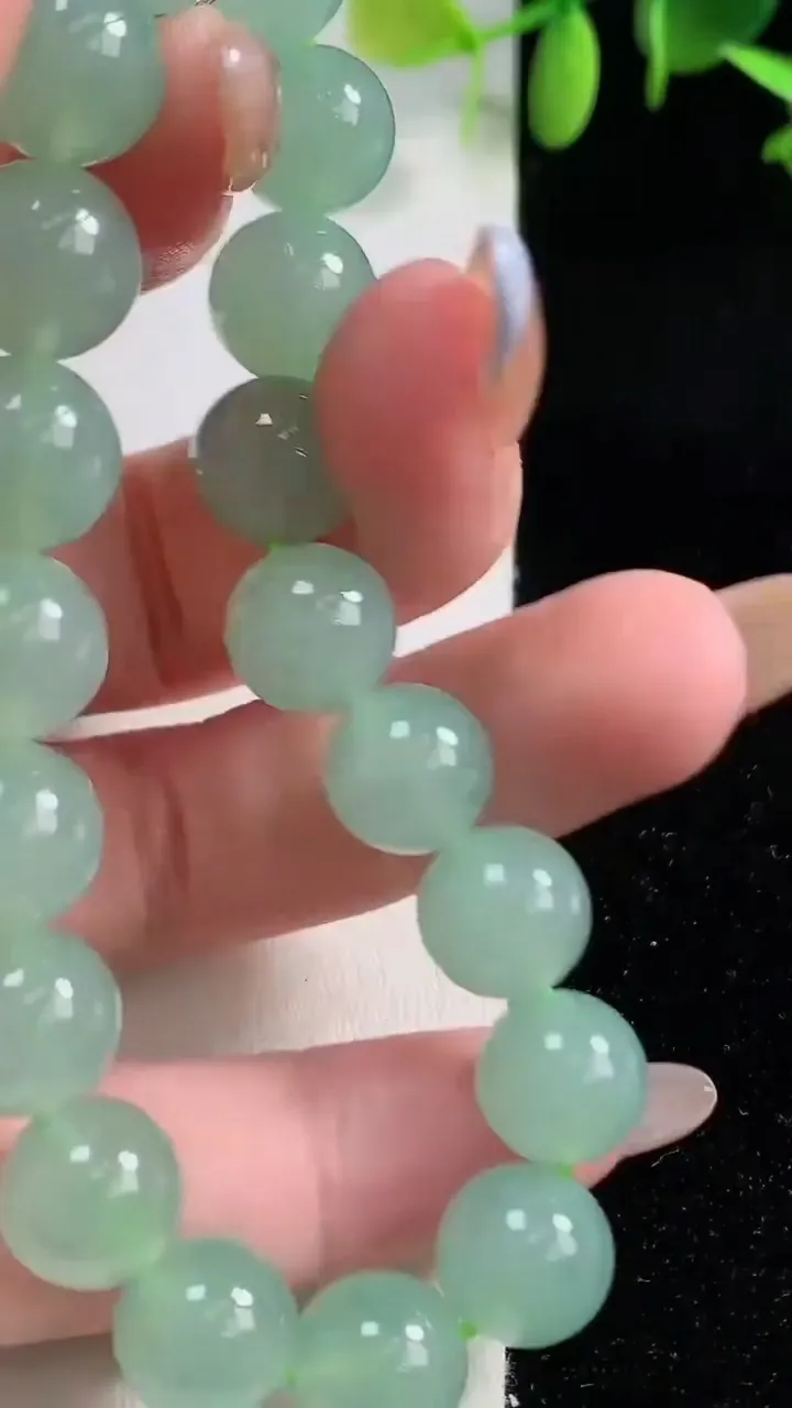 天然A货翡翠圆珠手串，尺寸10-19颗，重量:33.44g10月29日
工厂直销收藏佳品,种好水足，色泽均匀，有种有色，上手高大气！