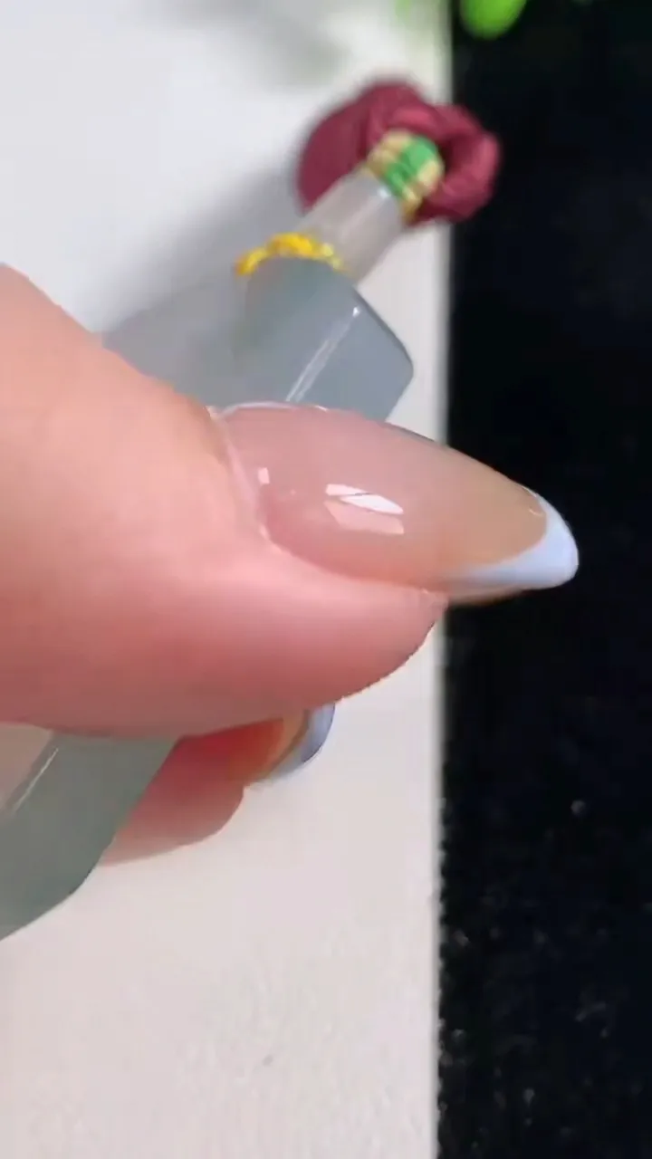 天然A货翡翠种飘花无事牌吊坠，尺寸48-36-6，重量:31.29g
10月29日