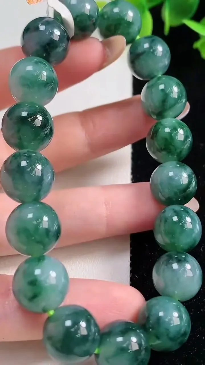 天然A货翡翠飘花圆珠手串，尺寸12.3-17颗，重量:56.06g10月29日
工厂直销收藏佳品,种好水足，色泽均匀，有种有色，上手高大气！