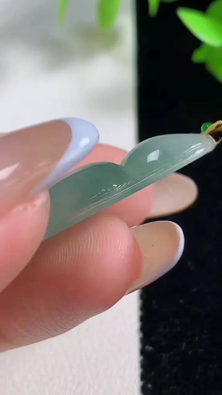 天然A货翡翠福豆吊坠，尺寸41-15.9-5.8，重量:6.25g
10月29日