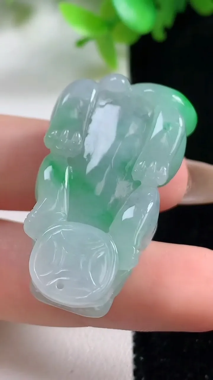 天然A货翡翠貔貅吊坠，尺寸36-21.4-12.2，重量:20.22g
10月29日