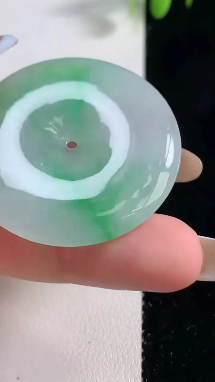 天然A货翡翠平安扣吊坠，尺寸39.2-5.4，重量:18.24g
10月29日