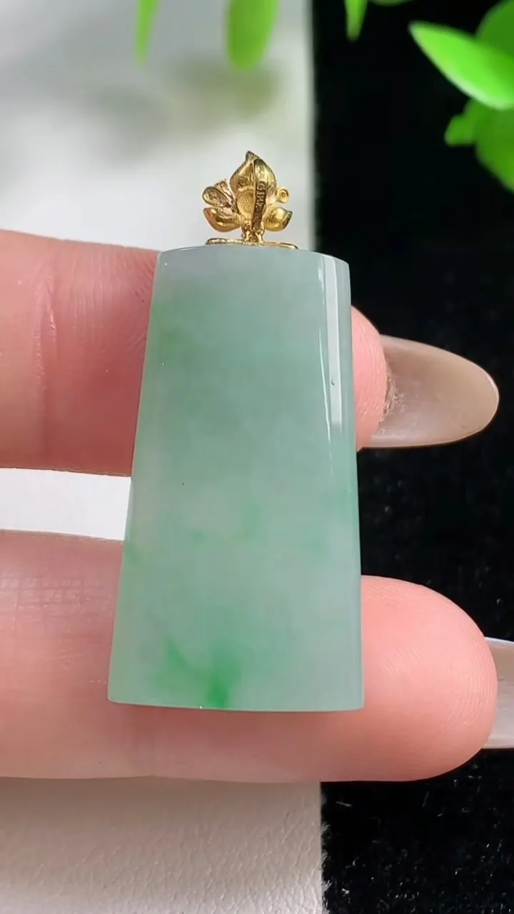 天然A货翡翠无事牌吊坠，尺寸29-16-4.2，重量:5.10g
10月29日