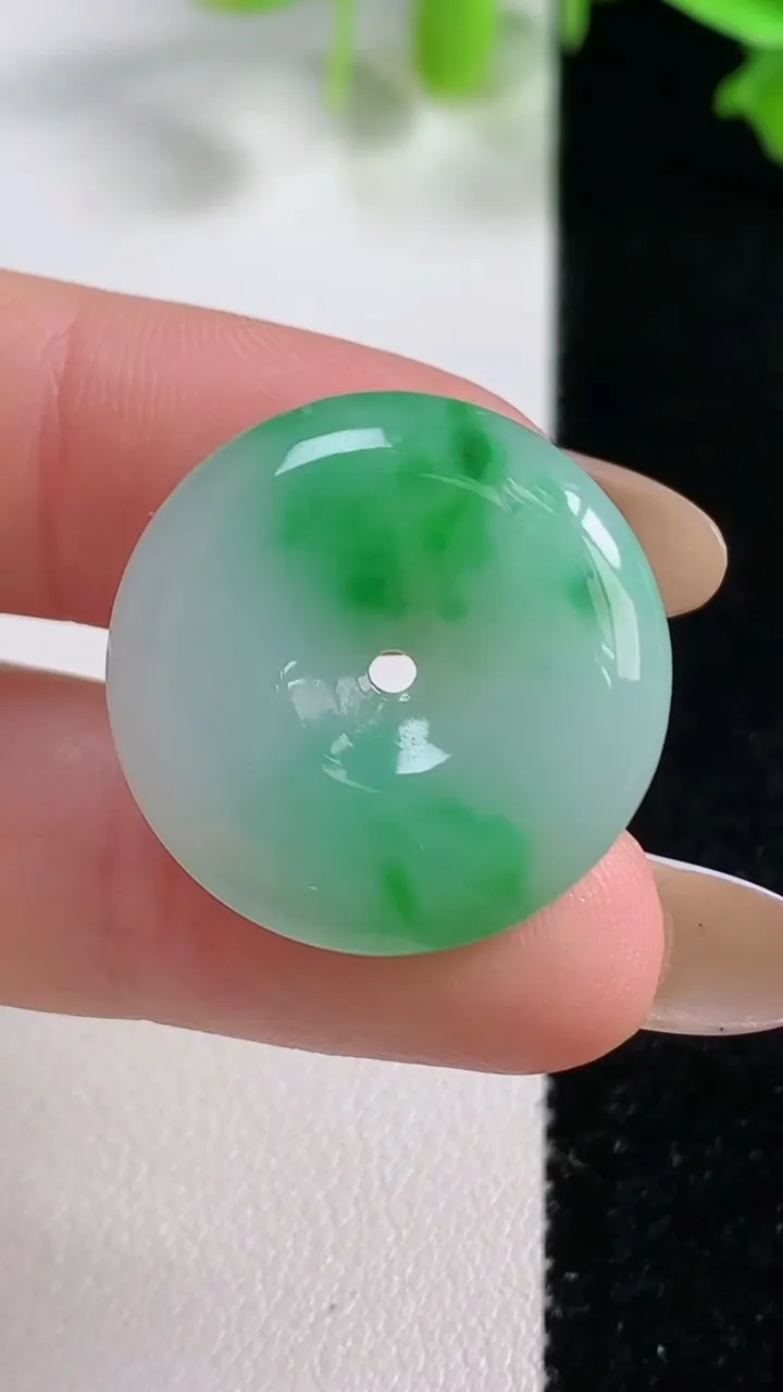 天然A货翡翠平安扣吊坠，尺寸24-5.2，重量:6.79g
10月29日