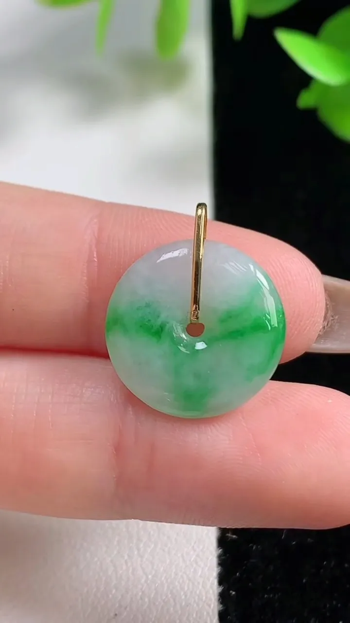 天然A货翡翠平安扣吊坠，尺寸16-3.2，重量:1.89g
10月29日