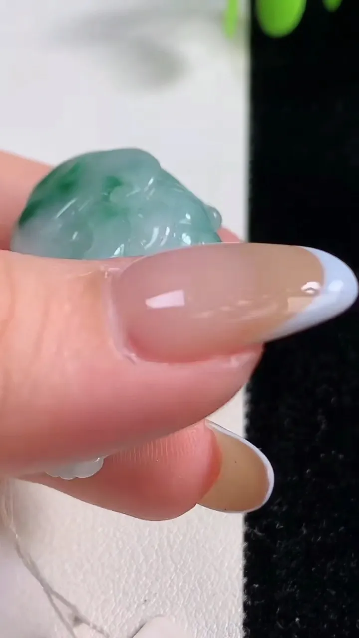 天然A货翡翠貔貅吊坠，尺寸35.7-22.4-12.5，重量:21.35g
10月29日