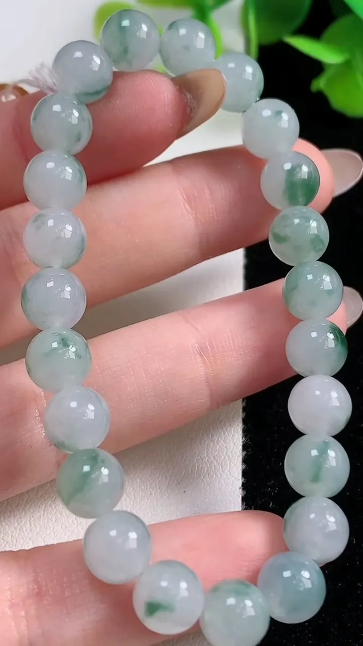 天然A货翡翠种飘花圆珠手串，尺寸7.8-23颗，重量:19.81g10月29日
工厂直销收藏佳品,种好水足，色泽均匀，有种有色，上手高大气！