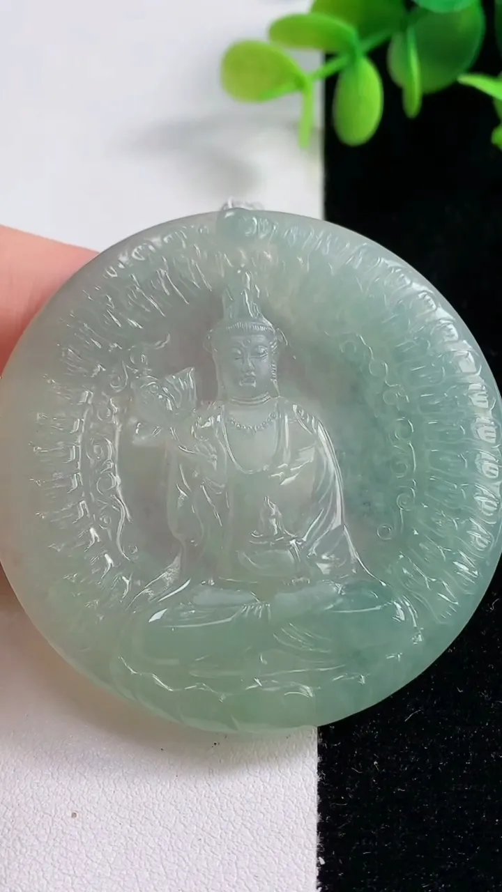 天然A货翡翠大势至菩萨吊坠，尺寸55.7-4.8，重量:33.19g
10月29日