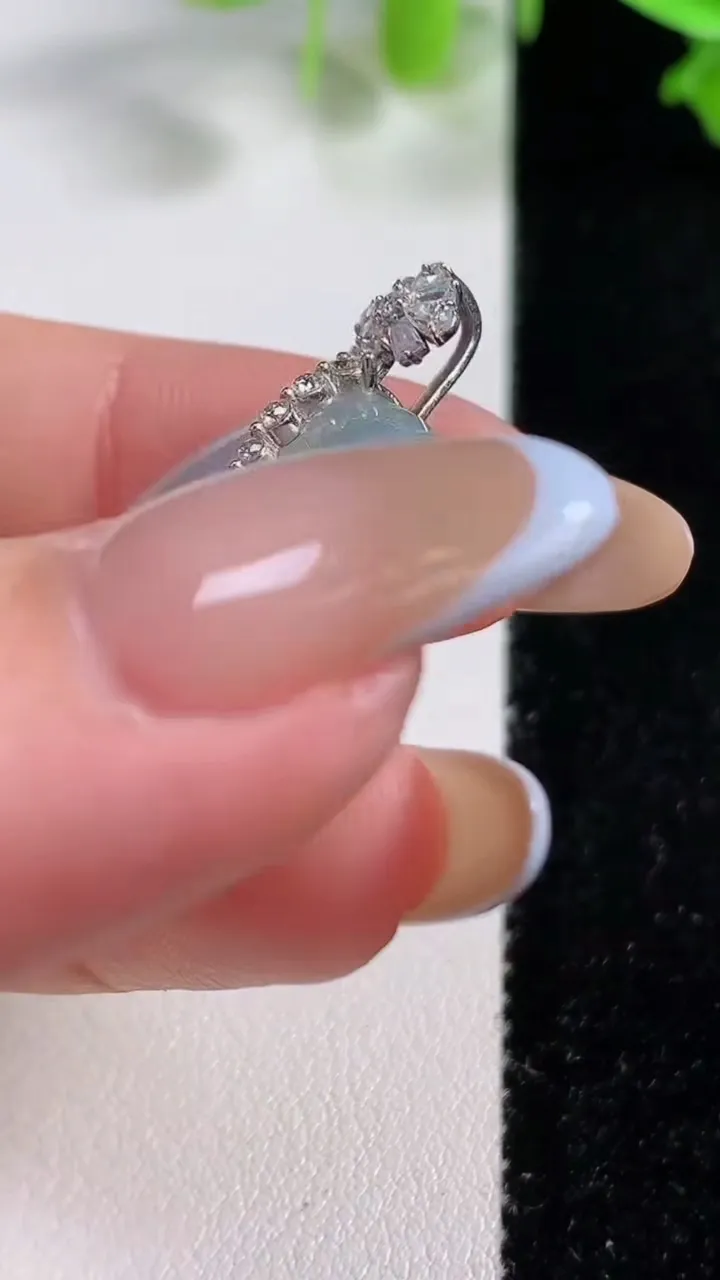 天然A货翡翠种飘花平安扣吊坠，尺寸23.7-6，重量:7.55g
10月29日