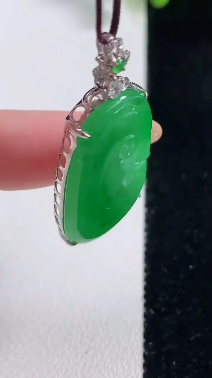 天然A货翡翠如意吊坠，尺寸31.8-18-5.5，重量:5.96g
10月29日