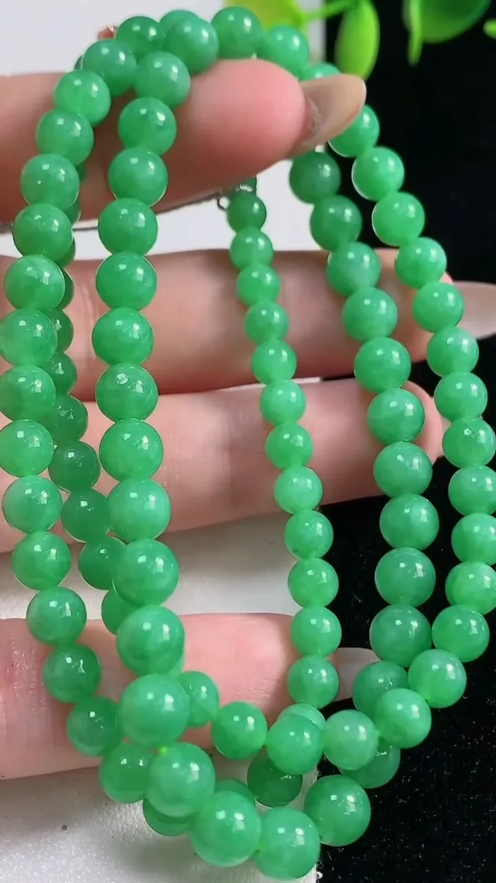天然A货翡翠圆珠项链，尺寸6-103颗，重量:31.36g10月29日
工厂直销收藏佳品,种好水足，色泽均匀，有种有色，上手高大气！